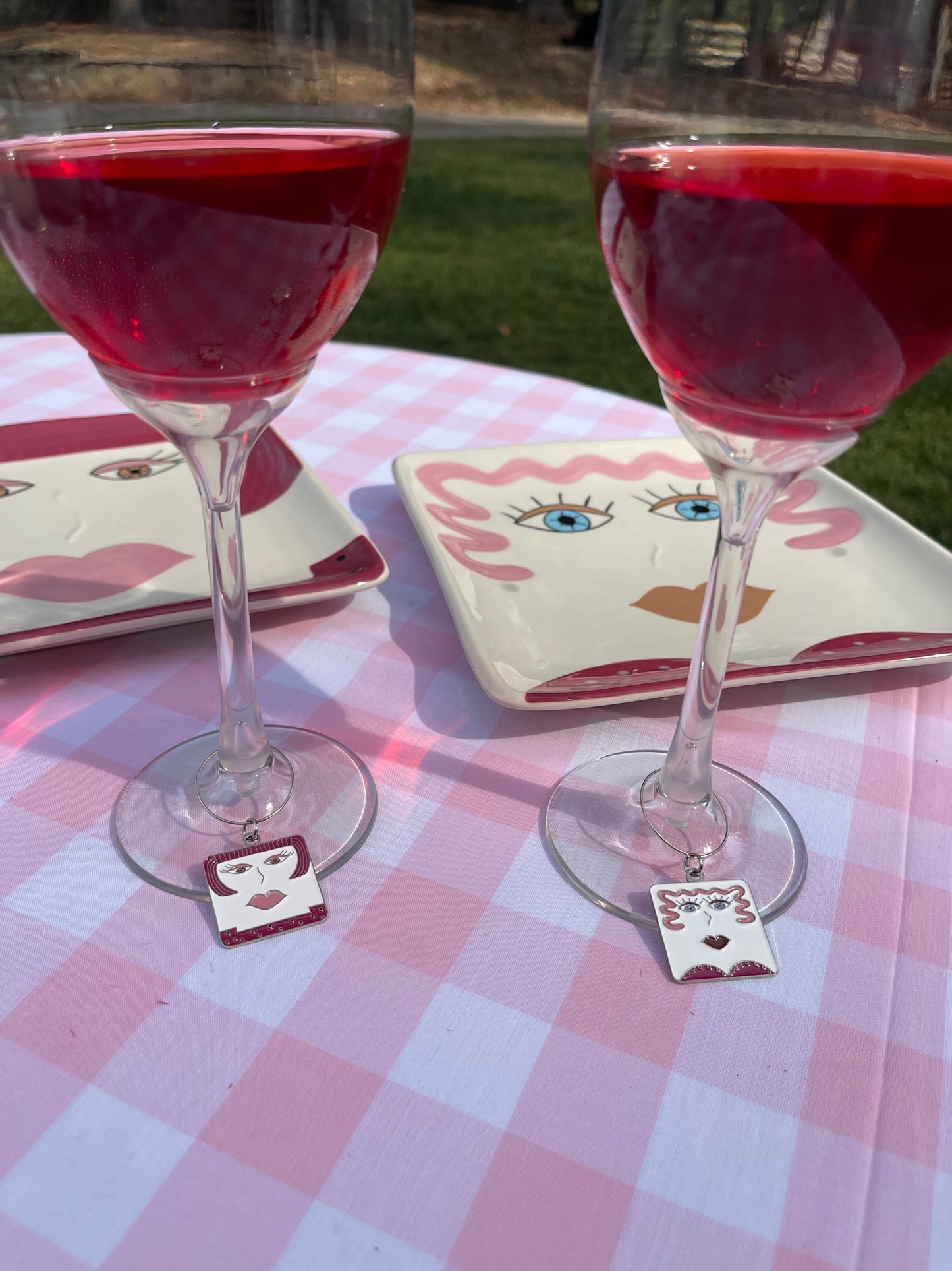 Personality Plates® Wine Glass Charms - Sisters In Pink